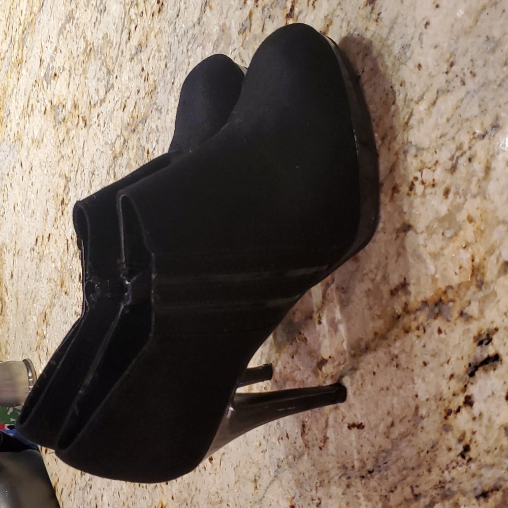 Black ankle Swayed boots.